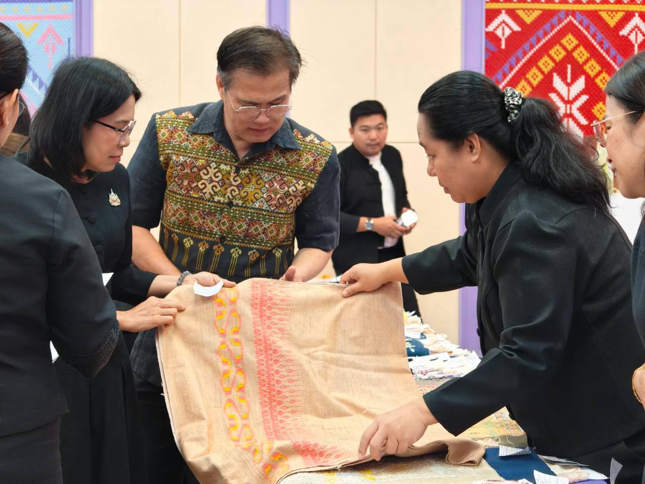 พช.เชียงของ ร่วมประกวดผ้าลายพระราชทาน "ผ้าลายขอสมเด็จฯ-เจ้าฟ้า" และ "ผ้าลายบุปผาบรมราชินีนาถ" และงานหัตถกรรม ระดับจังหวัด ประจำปี 2569 