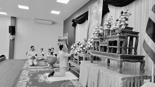 พช.เชียงของ ร่วมพิธีถวายน้ำสรงพระบรมศพ เบื้องหน้าพระฉายาลักษณ์สมเด็จพระนางเจ้าสิริกิติ์ พระบรมราชินีนาถ พระบรมราชชนนีพันปีหลวง